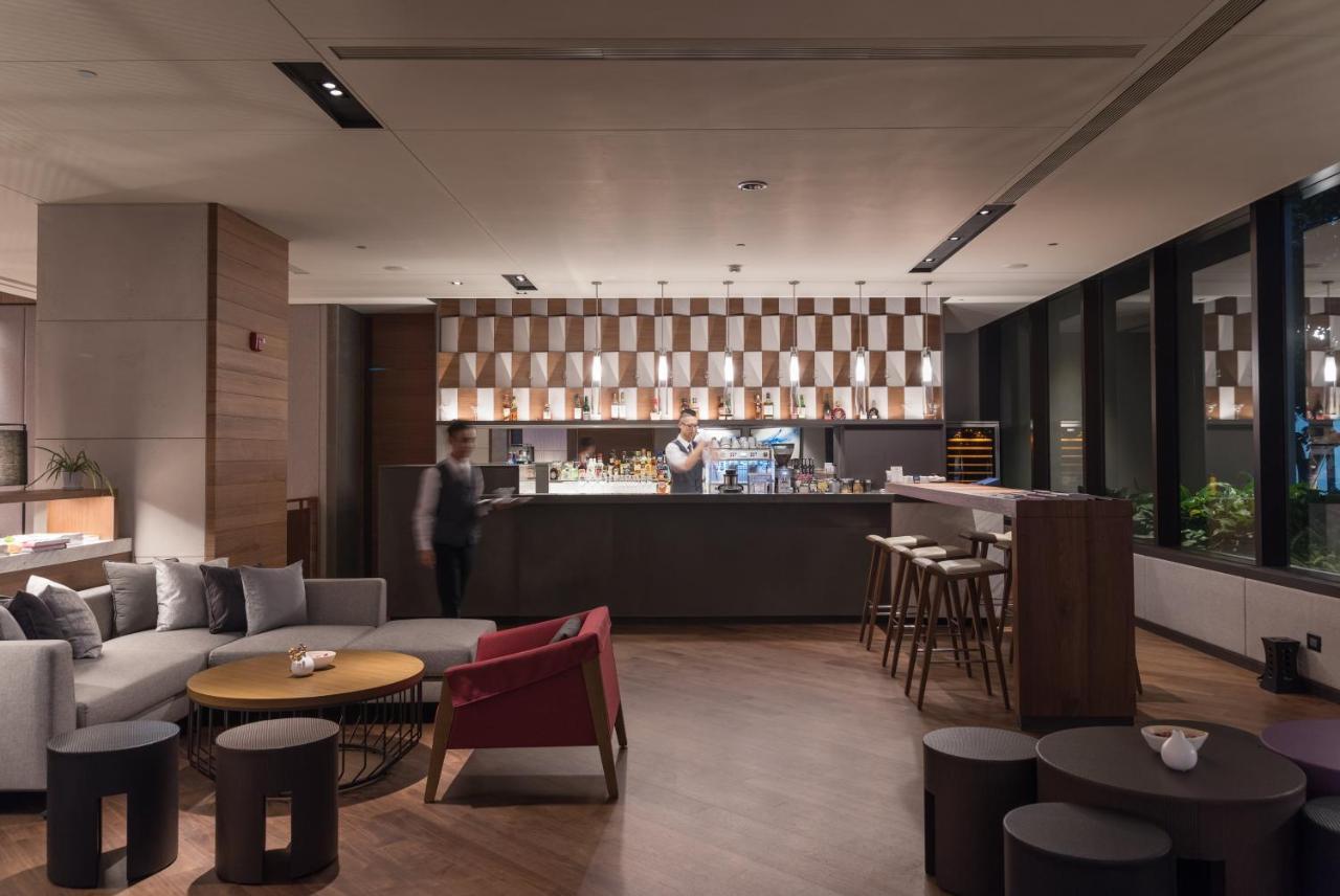 คราวน์ พลาซา ไท่หนาน Hotel ไถหนาน ภายนอก รูปภาพ The Lounge at Hong Kong International Airport