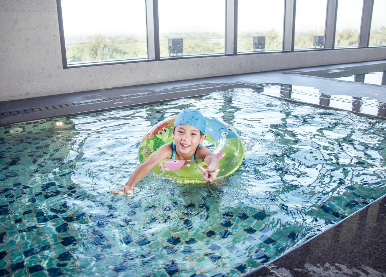 คราวน์ พลาซา ไท่หนาน Hotel ไถหนาน ภายนอก รูปภาพ A child swimming with a float