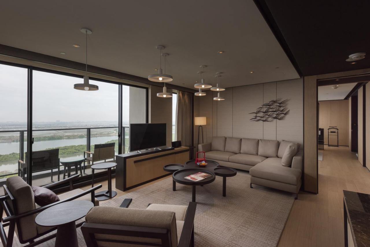 คราวน์ พลาซา ไท่หนาน Hotel ไถหนาน ภายนอก รูปภาพ A living room at the hotel