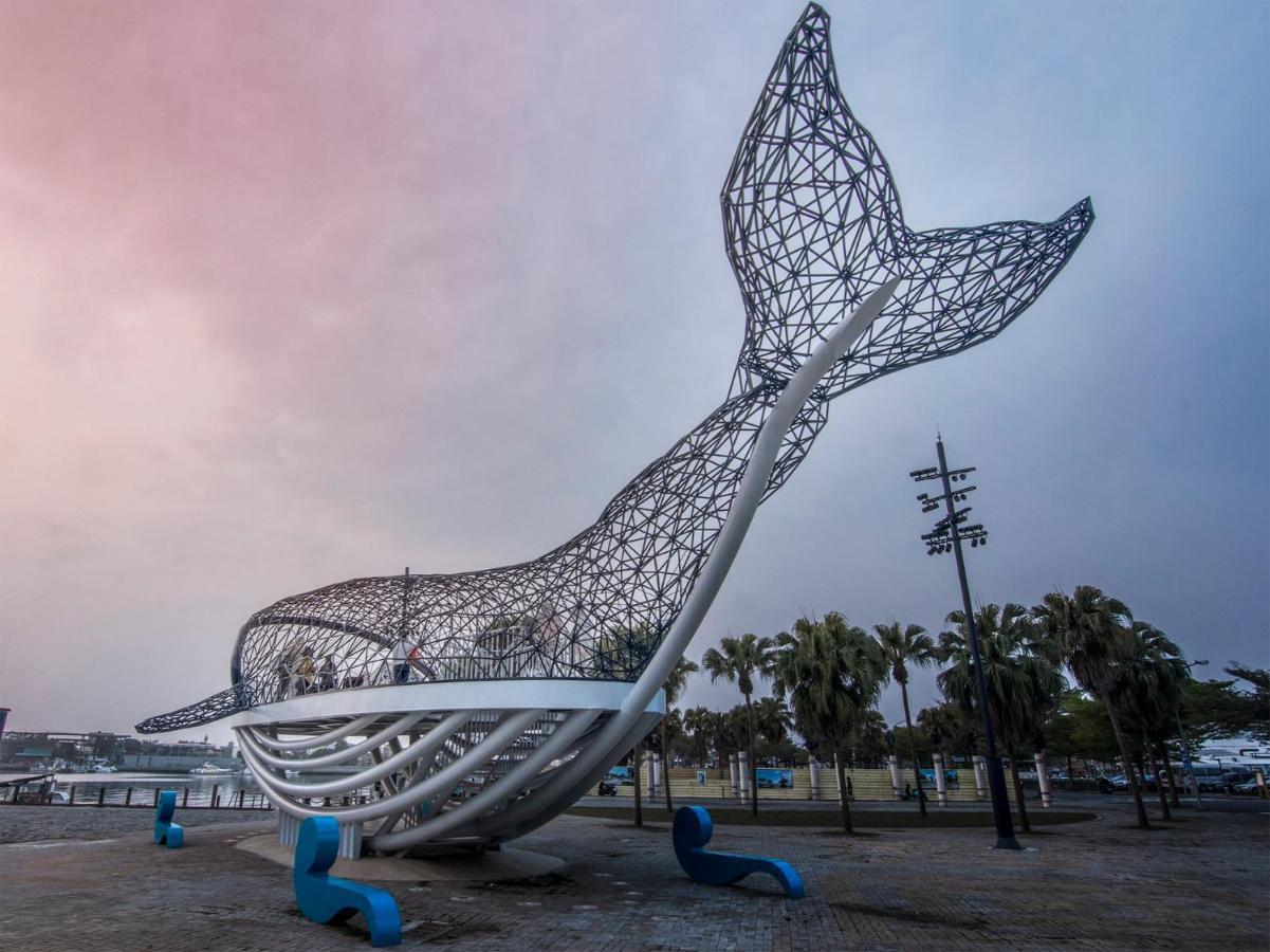 คราวน์ พลาซา ไท่หนาน Hotel ไถหนาน ภายนอก รูปภาพ The Whale sculpture at the entrance of the park