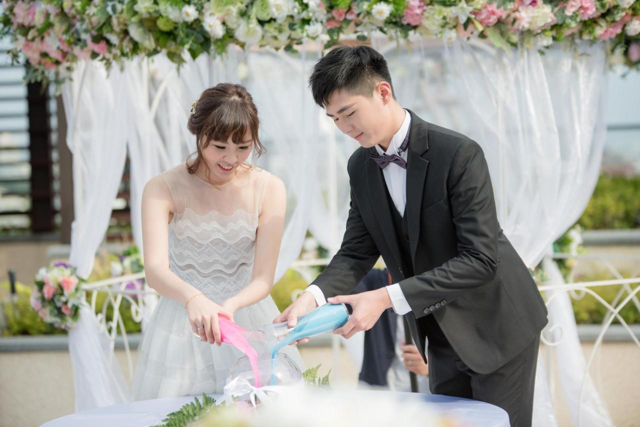 คราวน์ พลาซา ไท่หนาน Hotel ไถหนาน ภายนอก รูปภาพ A sand ceremony at a wedding