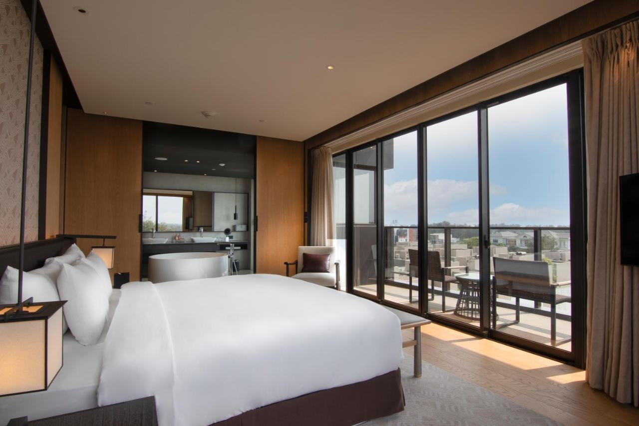 คราวน์ พลาซา ไท่หนาน Hotel ไถหนาน ภายนอก รูปภาพ A bedroom at the hotel