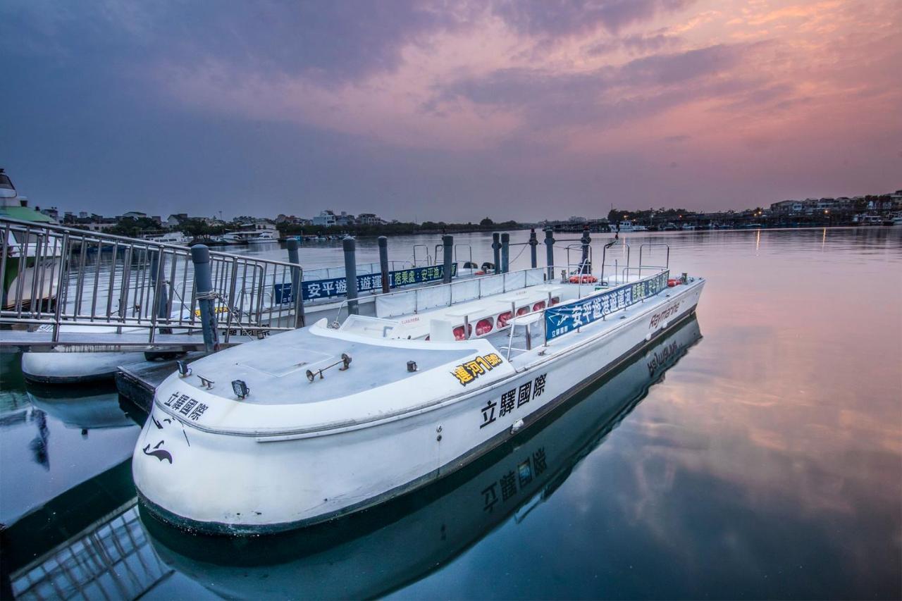 คราวน์ พลาซา ไท่หนาน Hotel ไถหนาน ภายนอก รูปภาพ The ferry at the dock