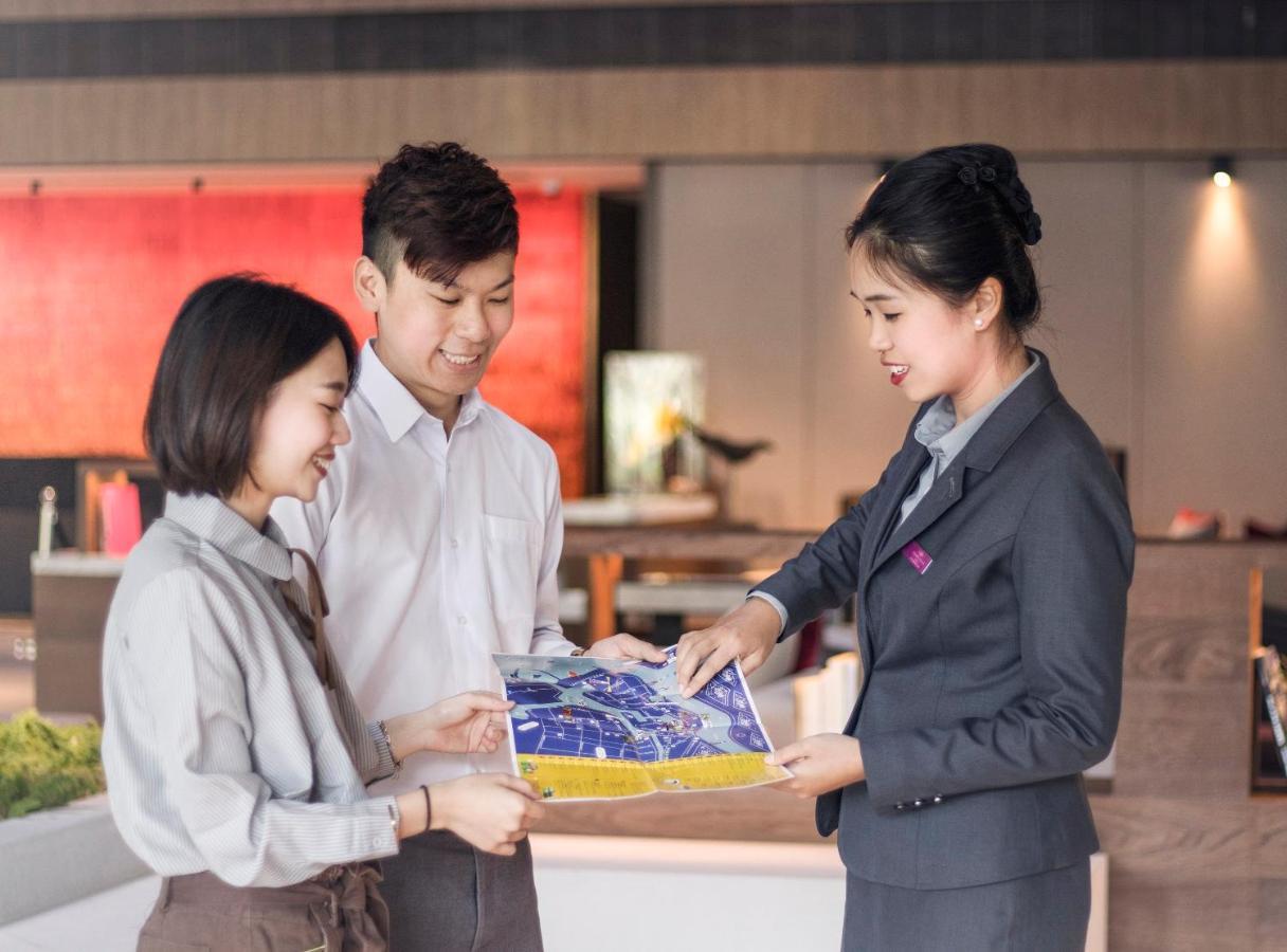 คราวน์ พลาซา ไท่หนาน Hotel ไถหนาน ภายนอก รูปภาพ Thai Airways' ground staff at Suvarnabhumi Airport
