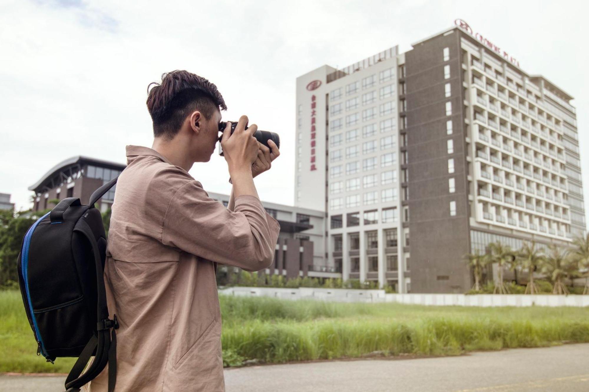 คราวน์ พลาซา ไท่หนาน Hotel ไถหนาน ภายนอก รูปภาพ A tourist taking a photo of the hotel