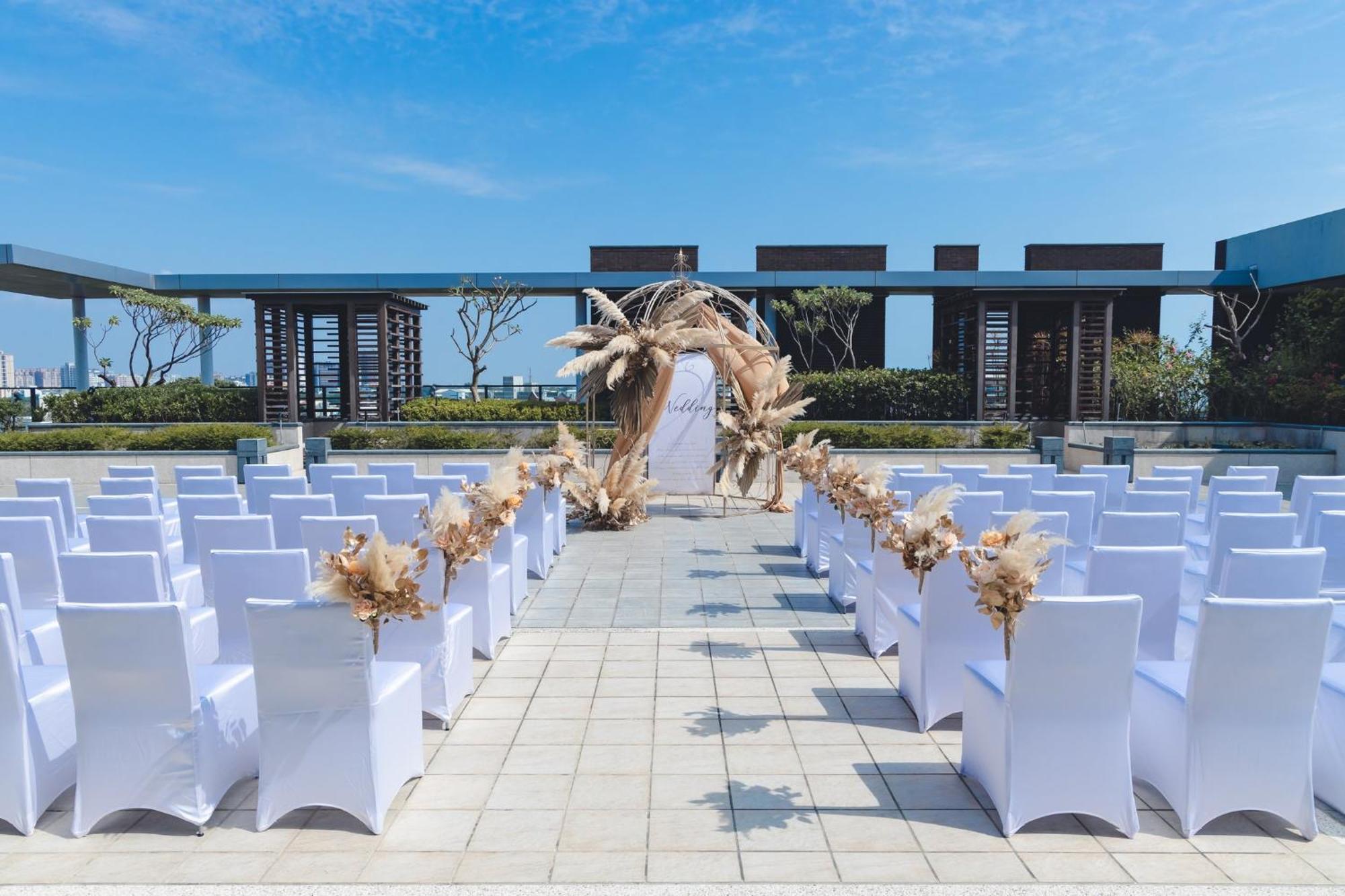 คราวน์ พลาซา ไท่หนาน Hotel ไถหนาน ภายนอก รูปภาพ The rooftop wedding venue