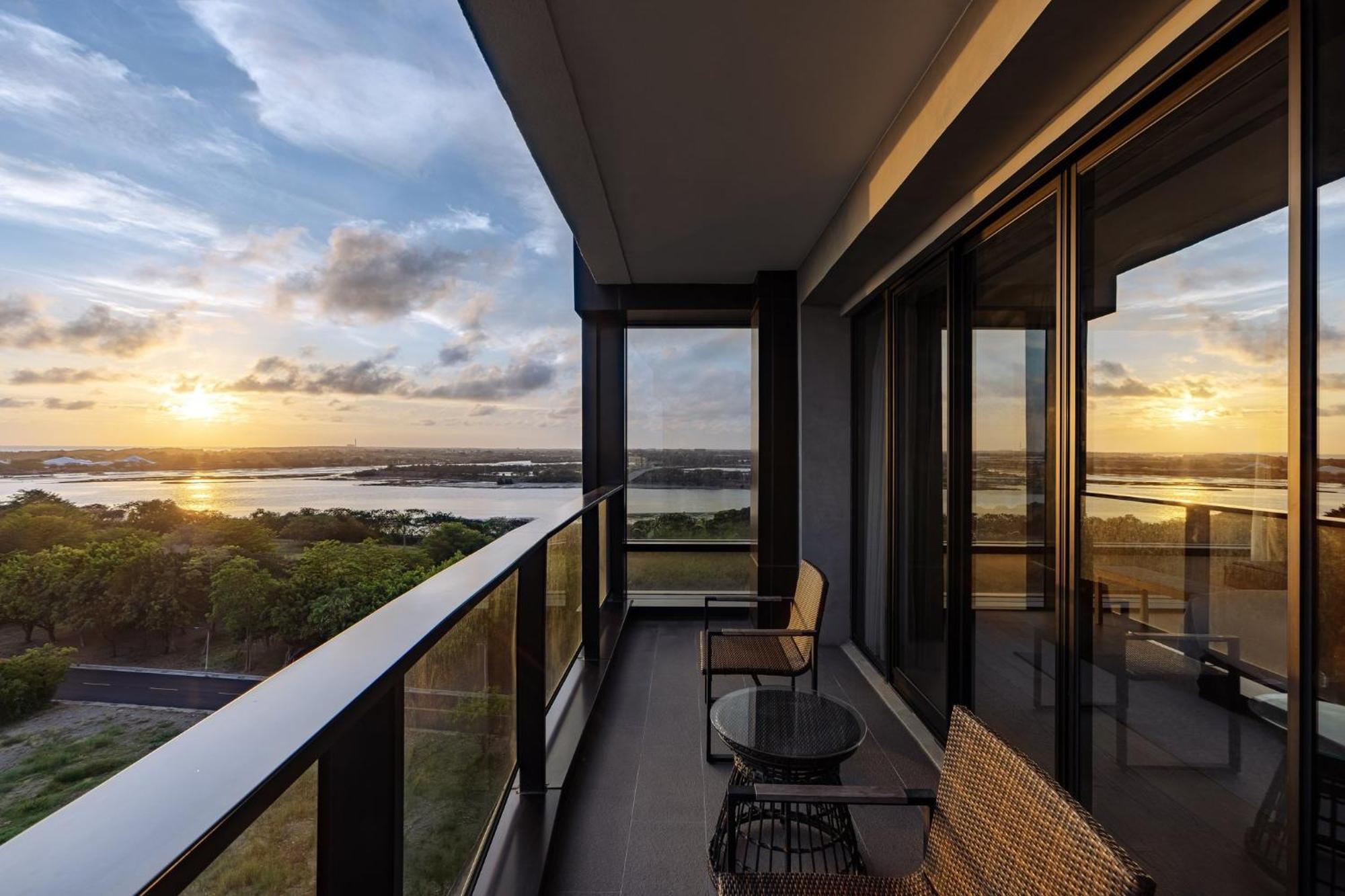 คราวน์ พลาซา ไท่หนาน Hotel ไถหนาน ภายนอก รูปภาพ Balcony of a typical apartment