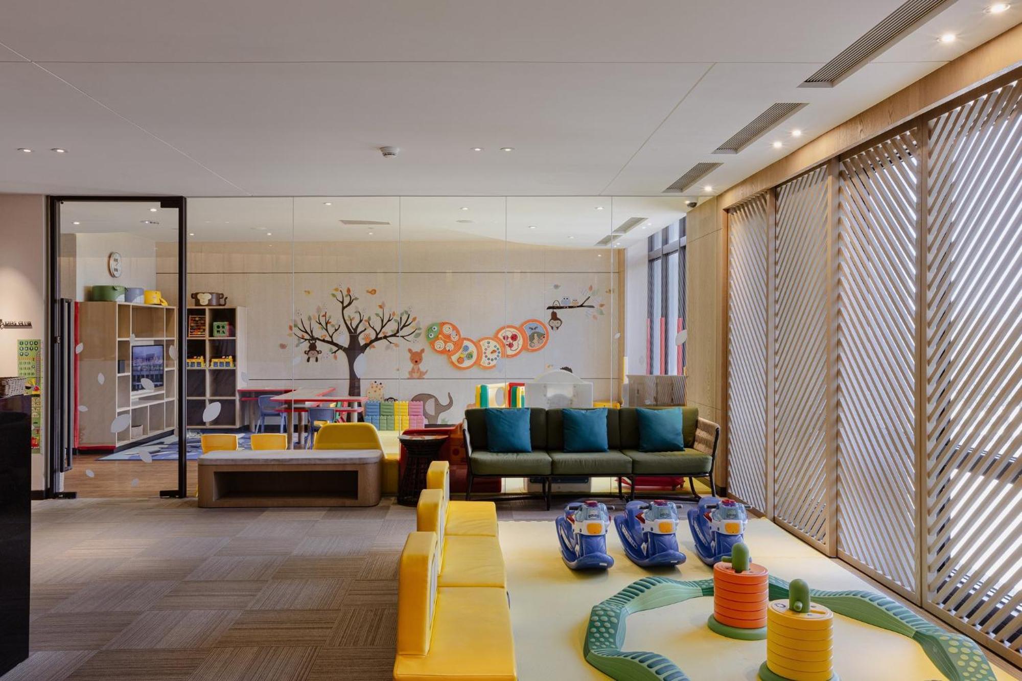 คราวน์ พลาซา ไท่หนาน Hotel ไถหนาน ภายนอก รูปภาพ The Children's Club at the Renaissance Hotel, Shanghai