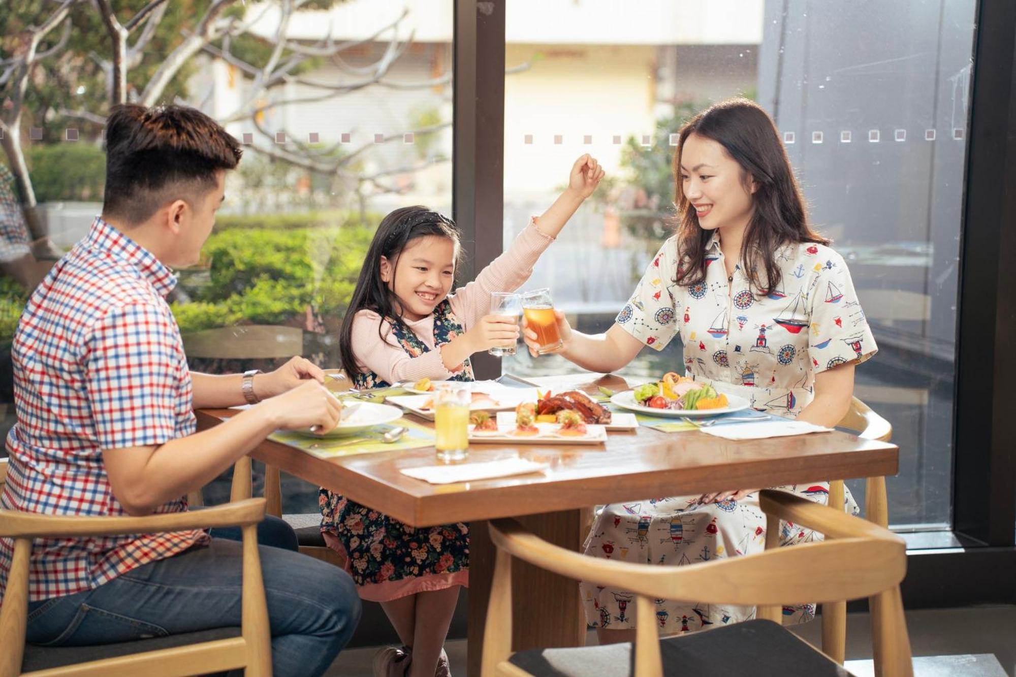 คราวน์ พลาซา ไท่หนาน Hotel ไถหนาน ภายนอก รูปภาพ A family in Vietnam