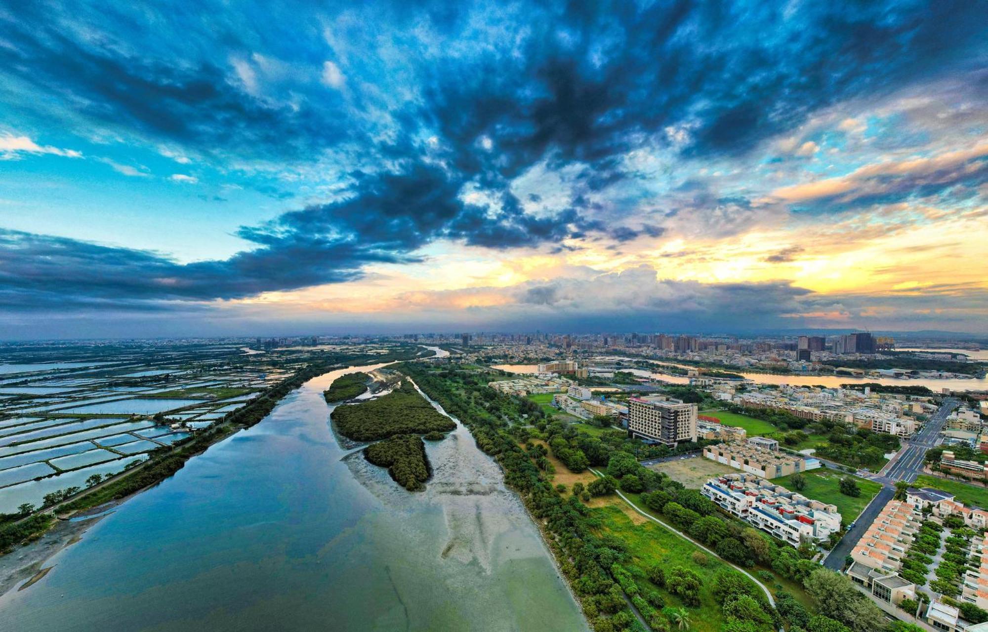 คราวน์ พลาซา ไท่หนาน Hotel ไถหนาน ภายนอก รูปภาพ Aerial view of the river