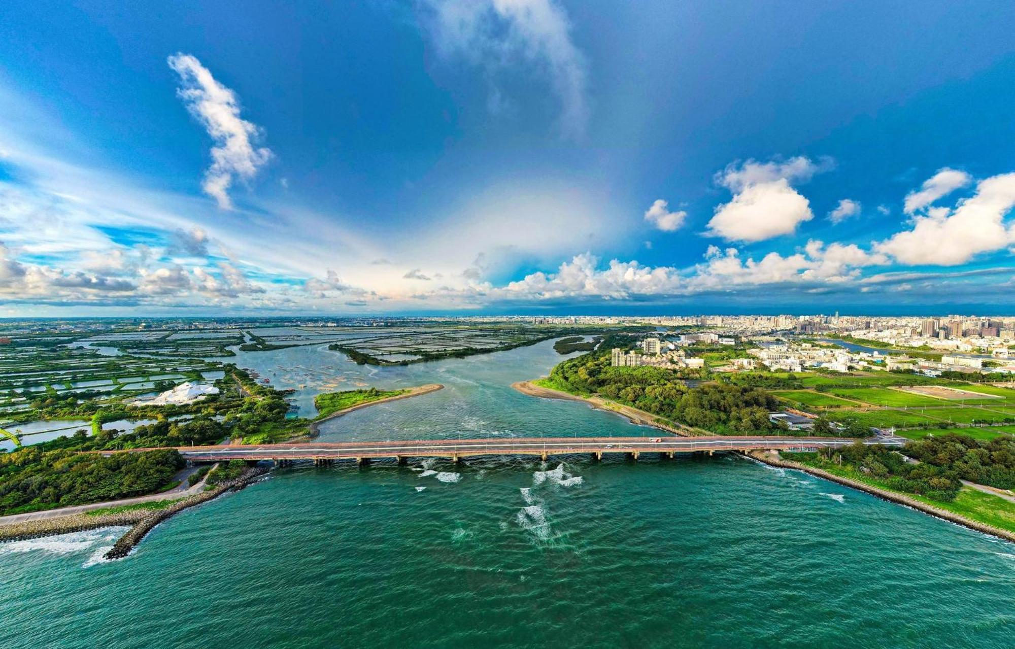 คราวน์ พลาซา ไท่หนาน Hotel ไถหนาน ภายนอก รูปภาพ Aerial view of the river