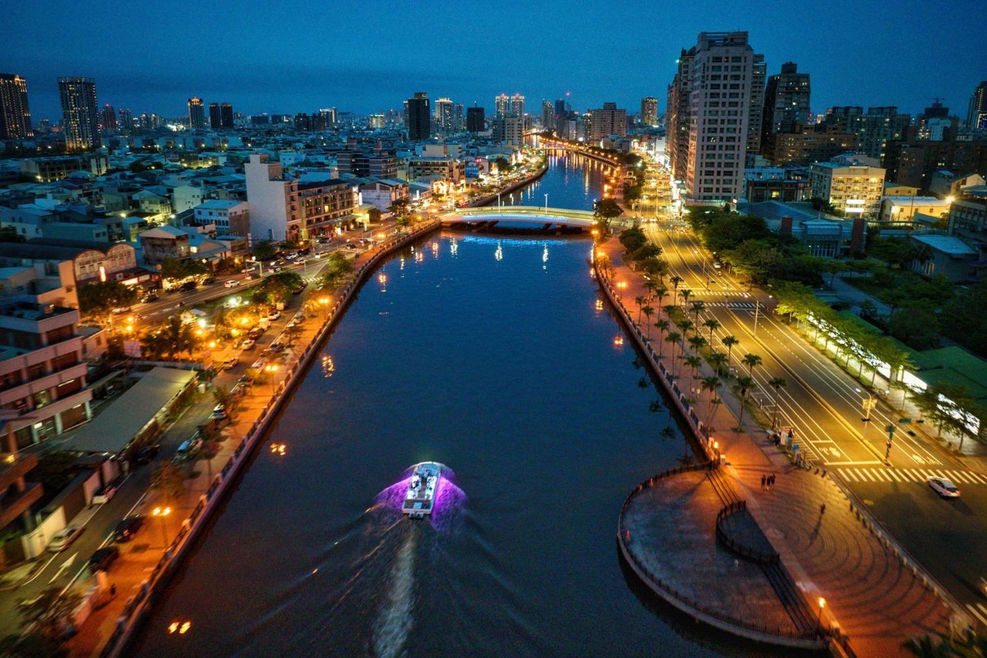 คราวน์ พลาซา ไท่หนาน Hotel ไถหนาน ภายนอก รูปภาพ View of the river at night